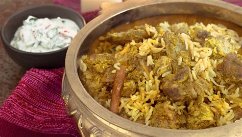  Biryani de Cordero: ¡Una explosión de sabores especiados que te transportará a las calles vibrantes de Agra!