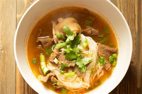  Bún Bò Huế: ¡Una sopa picante y aromática que te transportará a las calles de Hue!