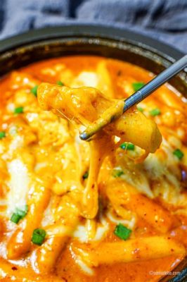 ¡Ddeokbokki con queso: una explosión picante y cremosa que te dejará pidiendo más!