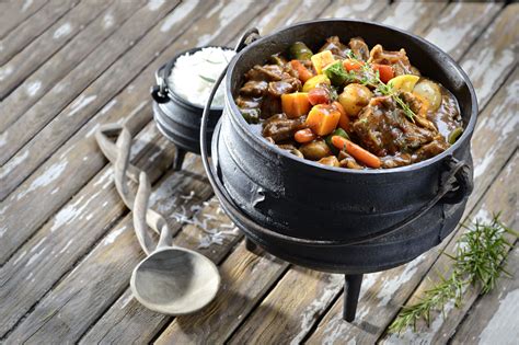  Potjiekos: ¡Una Sinfonía de Sabores en un Caldero sobre las Llamas!