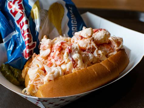  ¡El Lobster Roll de Elmwood Park: Una explosión de frescura del mar en un bocado suave como una nube!