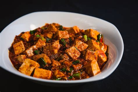  ¿Se te antojan las delicias picantes de la sopa Mapo Tofu? Descubra el encanto explosivo de esta mezcla de sabores suaves y texturas crujientes en cada bocado.