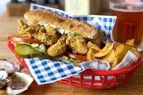  ¡El Oyster Po'Boy: Un manjar frito con una explosión de sabores frescos del Golfo!