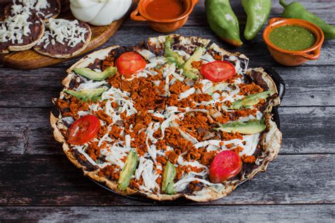 ¡Tlayudas! Una fiesta de sabores crujientes y texturas embriagadoras en las calles de Oaxaca!